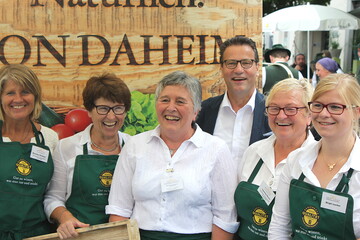 Minister Peter Hauk posiert mit Landfrauen vor einem Poster der neuen Regionalkampagne "Natrlich.VONDAHEIM" in Ravensburg. Die Arbeit der Landfrauen als Regionalbotschafterinnen im Lebensmitteleinzelhandel hob er lobend hervor. 