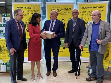 Zahlreiche Pakete mit Unterschriften und ein Volksantrag konnten von LBV-Vizeprsident Klaus Mugele (v. l.), BLHV-Prsident Werner Rpple, LVEO-Prsident Franz-Josef Mller und Kilian Schneider, Prsident des Badischen Weinbauverbandes, an die Landtagsprsidentin Muhterem Aras (2. v. l.) bergeben werden.