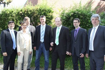 Seris und mittelstndisch, bescheinigte Geschftsfhrer Jrg Sauter (ganz re.) von Schweinezuchtverband/German Genetic der gleichnamigen Zchterorganisation. Grund genug, am Ausbau von Verband und Marke weiter zu arbeiten, wie Zuchtleiter Albrecht Weber (ganz li.), Katja Widmann, Zuchtschweine-Erzeugergemeinschaft (ZEG), die beiden Vizevorsitzenden Ulrich Khnle (dritter von li.), Volker Baumann (vierter von li.), Prsident Hans-Benno Wichert (fnfter von li.) und Vorstandsmitglied Klaus Dngelhoef (zweiter von re.) am Dienstag dieser Woche auf der Mitgliederversammlung in Denkendorf deutlich machten. 