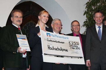 v.l. Hermann Mirtl, Direktor der Raiffeisenbank Straubing eG; Hochschulpreistrgerin Christin Schlegel; Laudator Josef Miller, Bayerischer Landwirtschaftsminister a.D.; Stiftungsrat Werner Dller, Markus Pannermayr, Oberbrgermeister von Straubing bei der Verleihung des Hochschulpreises.