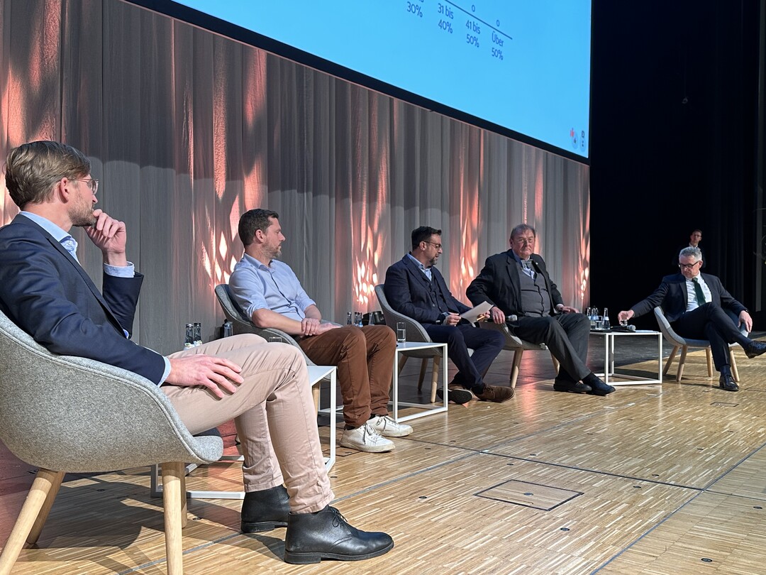 Zum Abschluss des Tages diskutierten (v.l.) Prof. Peter Breuning, Hochschule Weihenstephan-Triesdorf, Prof. Martin Husemann, Staatliches Museum fr Naturkunde Karlsruhe; Moderator Guido Krisam, BWagrar;  Prof. Andreas Hensel, Bundesinstitut fr Risikobewertung und Ludwig Striewe, Geschftsfhrer BAT Agrar ber die Zukunft des Pflanzenschutzes. 