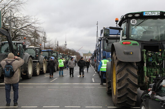 Vielen Landwirten fehlt die Wertschtzung seitens Politik, Handel und Gesellschaft. In Berlin kmpfen sie nicht nur gegen die Streichung der Agrardiesel-Subventionen, sondern auch gegen steigende Kosten und berbordende Brokratie.