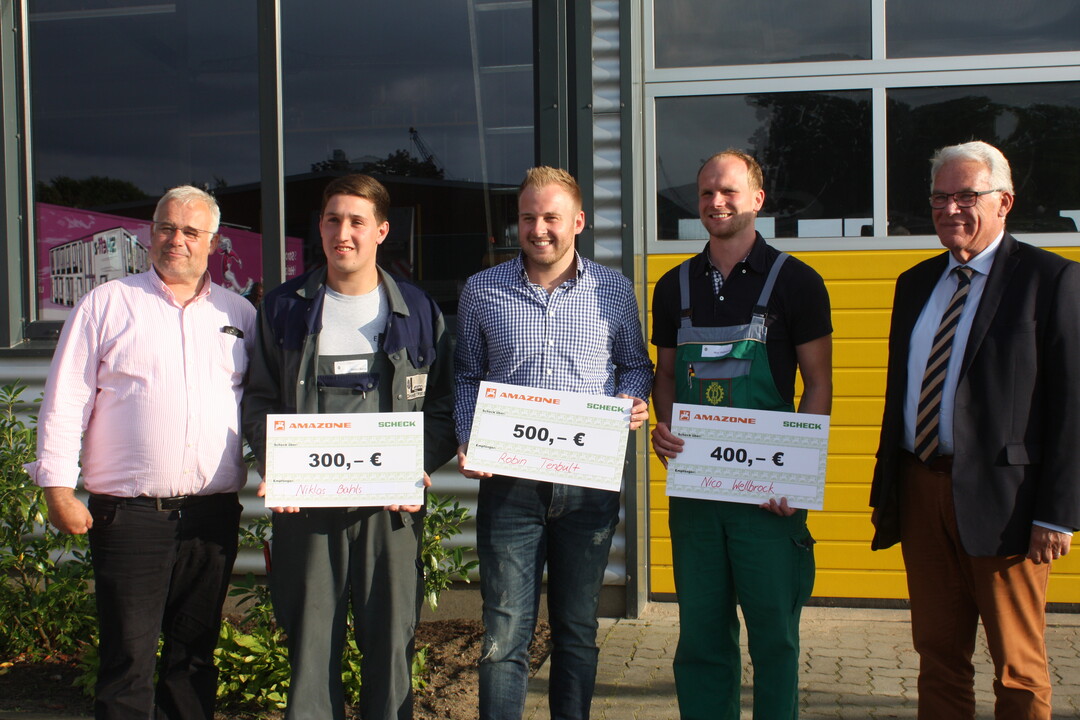 Die Besten 2017 (v.l.n.r.: Klaus Pentzlin, Niklas Bahls aus SH (3. Platz), Robin Tenblt aus NRW (1. Platz), Nico Wellbrock aus NS  (2. Platz), Wolfgang Schutte (Firma Amazone) 