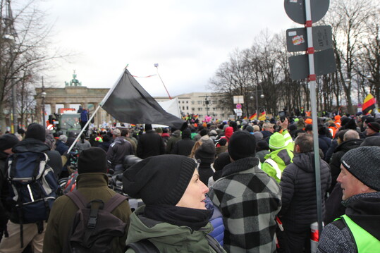 Schtzungen zufolge versammelten sich am 15. Januar 2024 rund 30.000 Demonstranten vor dem Brandenburger Tor in Berlin.