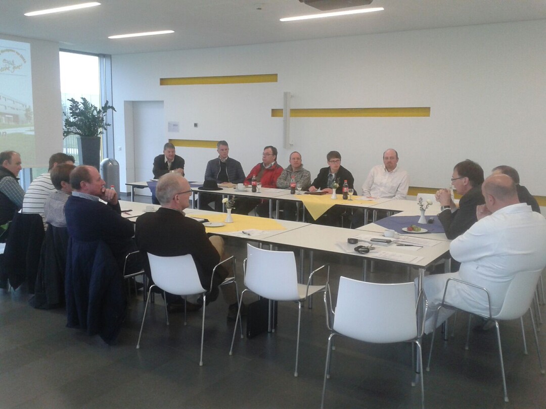 Die Ausschussmitglieder diskutieren mit den zwei Geschftsfhrern.
