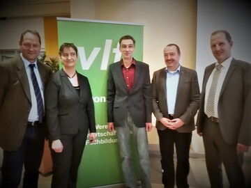 Auf welche Anforderungen mssen sich Schweinehalter knftig einstellen? Darber diskutierten auf einer Fachtagung in Ulm-Seligweiler (v.l.) Hansjrg Schrade, Direktor des Bildungs- und Wissenszentrums Boxberg, Ursula Wuttge von der Stallreinigungsfirma farmworker, Landwirt Mathias Mayer aus Laichingen-Suppingen, Dr. Claus-Ulrich Honold, Leiter der Abteilung Landwirtschaft am Landratsamt Alb-Donau und Gunnar Rohwder vom Schlachtunternehmen Tnnies.