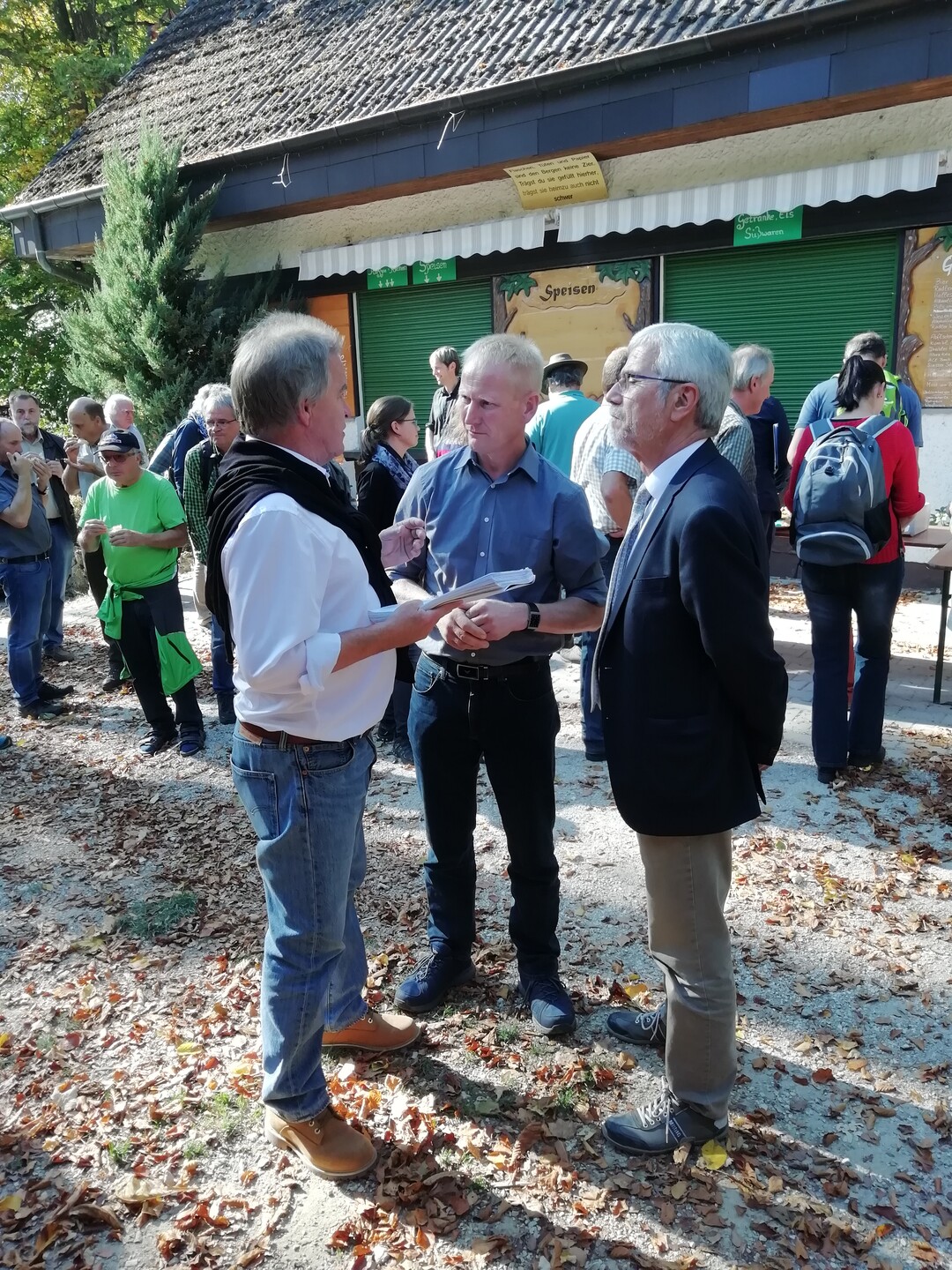 Kreisvorsitzender Hubert Kucher (Mitte) bergibt die Unterschriften Minister Franz Untersteller (links). Rechts der Landrat des Ostalbkreises, Klaus Pavel.