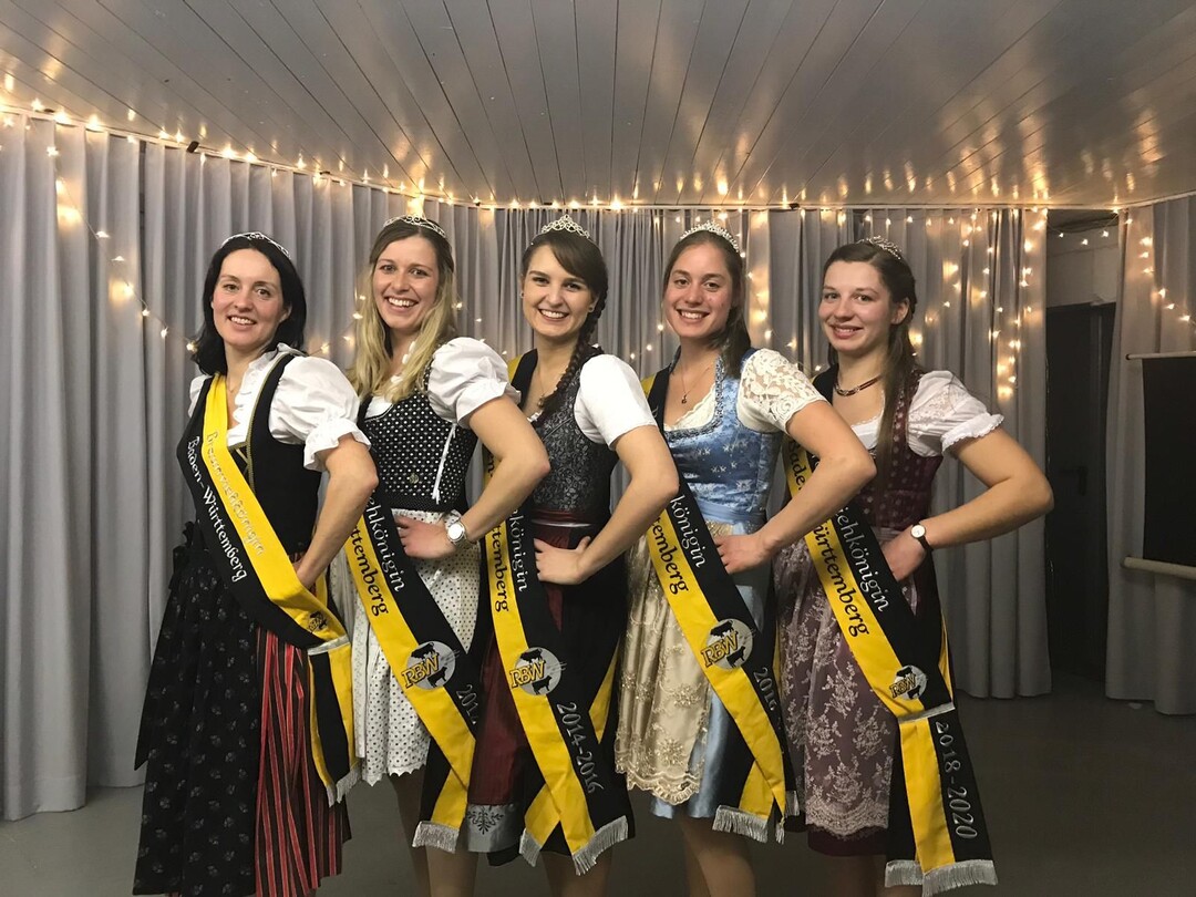 v.l.: Franziska Machtleid, Ummendorf (2010-2012); Veronika Hecht, Mittelbuch (2012-2014); Bianca Traut, Leutkirch-Grund (2014-2016); Beate Bhler, Hittisweiler (2016-2018) und die amtierende Braunviehknigin Baden-Wrttemberg Regina Dilger, Ostrach.