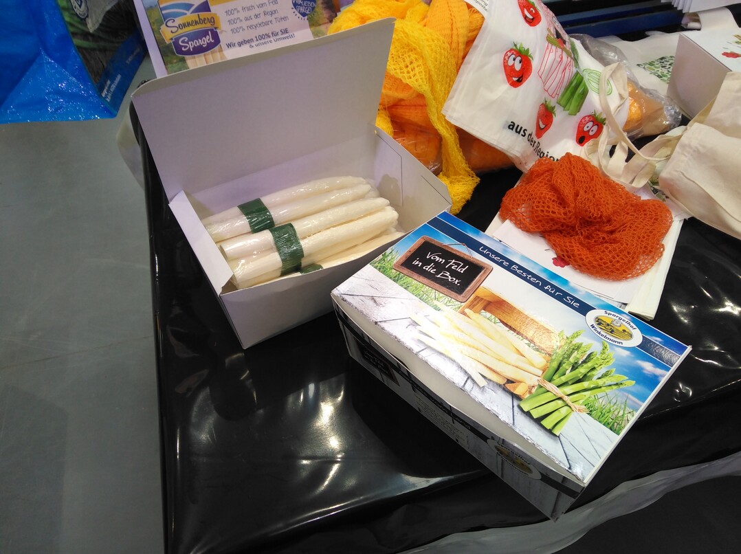 Diese Spargelboxen sind aus Papier und passen perfekt in den Khlschrank.