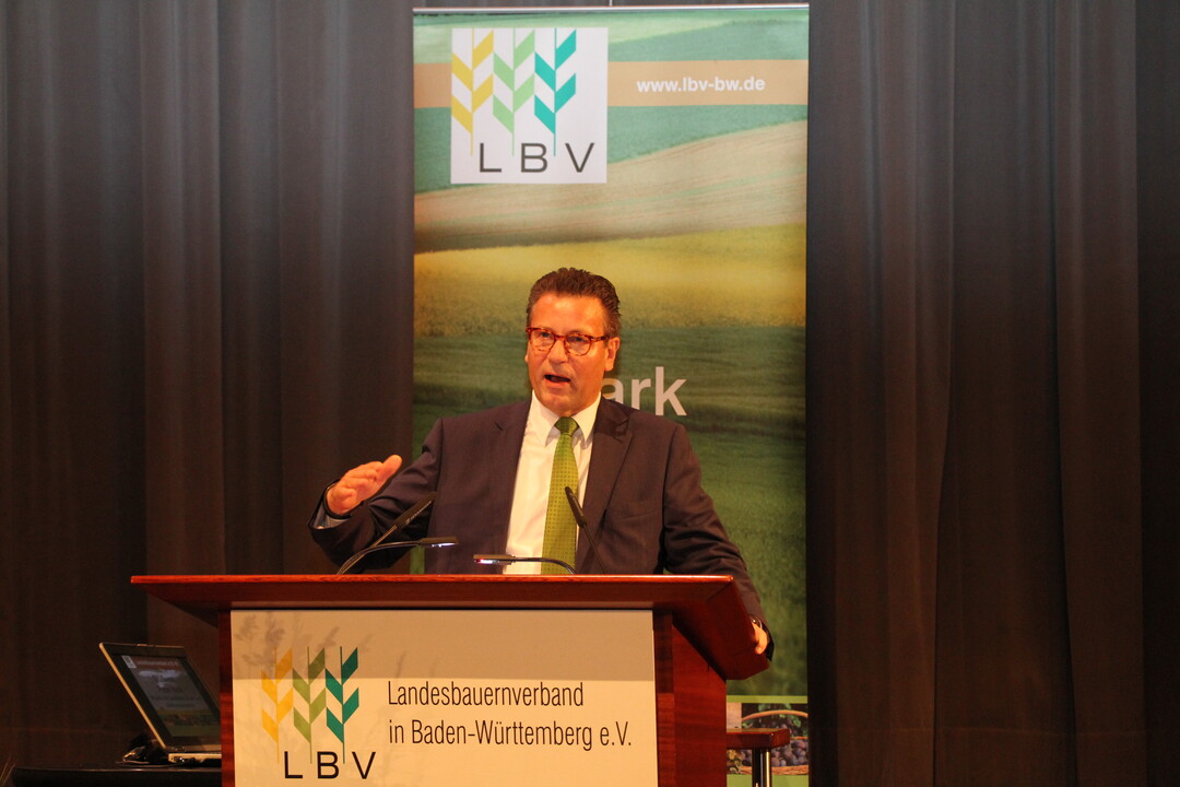 Minister Hauk sprach bei der Mitgliederversammlung des LBV ein Grußwort.