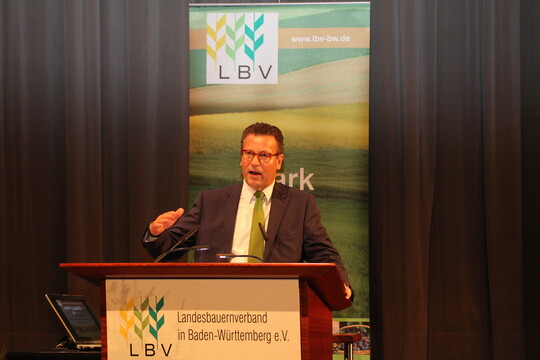 Minister Hauk sprach bei der Mitgliederversammlung des LBV ein Gruwort.