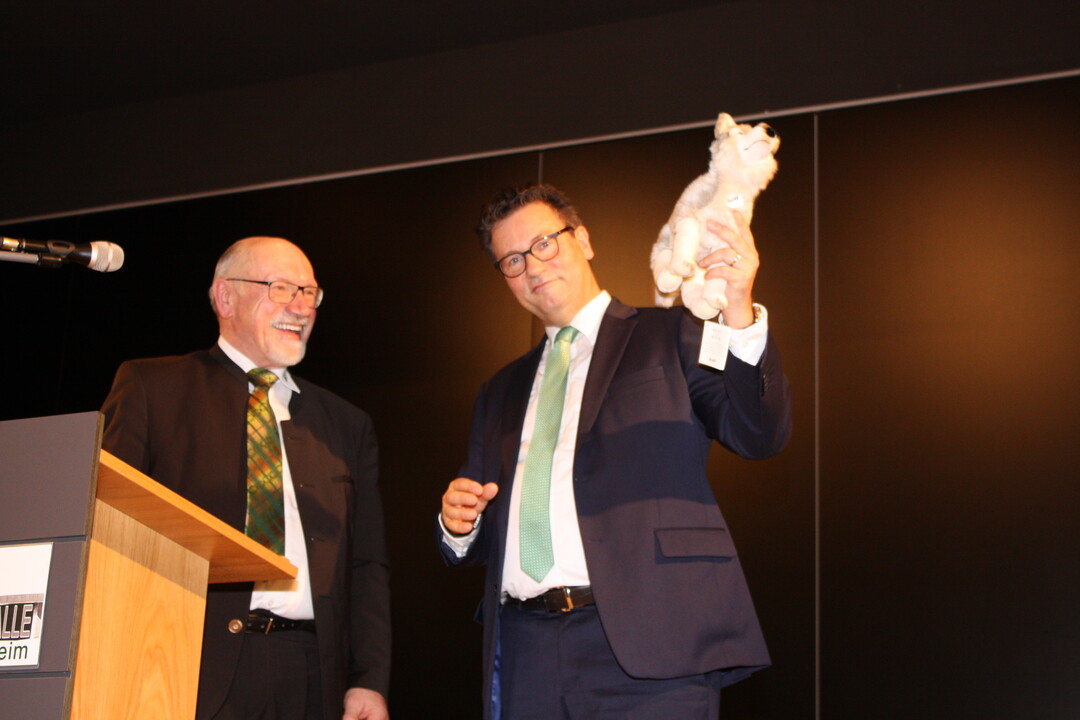 Der Wolf als Gastgeschenk vom Kreisvorsitzenden Ziegler (l.) berreicht, soll den Minister an die groen Sorgen der Schfer beim Herdenschutz erinnern.