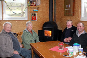 Drei Generationen an einem Tisch: (v. l.) Erwin Reutter (81), Martha Reutter (78), Sebastian Reutter (27) und Christian Reutter (57)