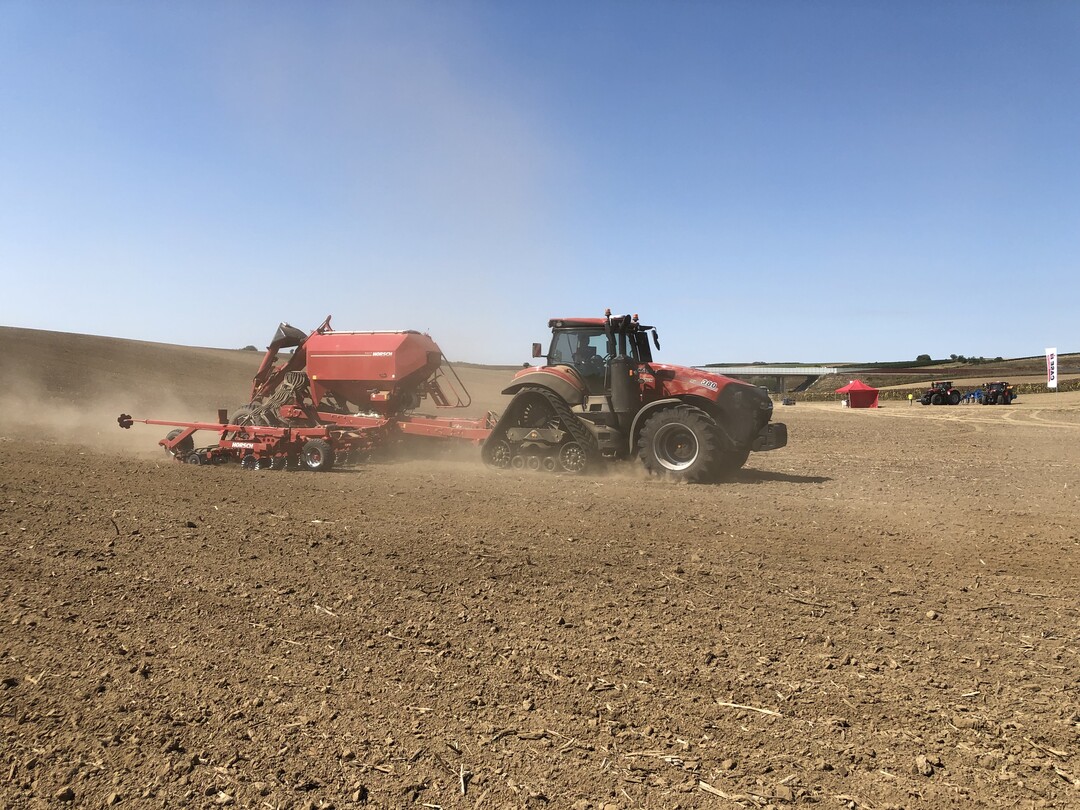 Die groen Modelle 340, 380 und 400 sind parallel auch als Rowtrac-Version, also mit einem Raupenlaufwerk im Heck, mit Raupenbreiten von 61 oder 78 cm verfgbar.