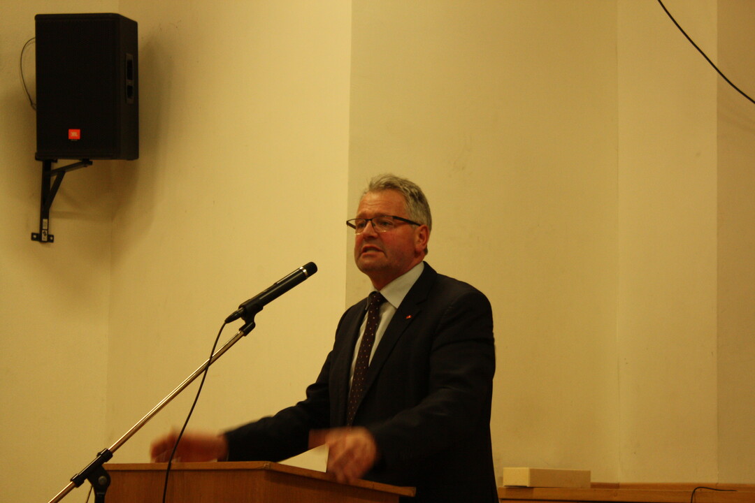 Der stellvertretende Vorsitzende und Bundestagsabgeordnete Alois Gerig will auf Bundesebene die umweltgerechte Gülleausbringung unterstützen, bei der im Sinne der süddeutschen Bauern die  Maschinengemeinschaften mit den Einzelbetrieben gleich gestellt werden muss.
