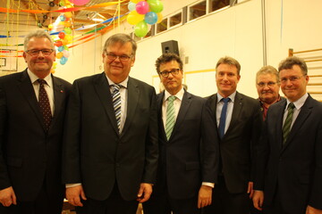 In der Roedderhalle in Oberschefflenz (v. l.): CDU-Bundestagsabgeordneter Alois Gerig, Vorsitzender Herbert Kempf, Minister Peter Hauk, der Schefflenzer Brgermeister Rainer Houck, stellvertretender Kreisvorsitzenden Walter Leibfried und Landrat Dr. Achim Brtel. 