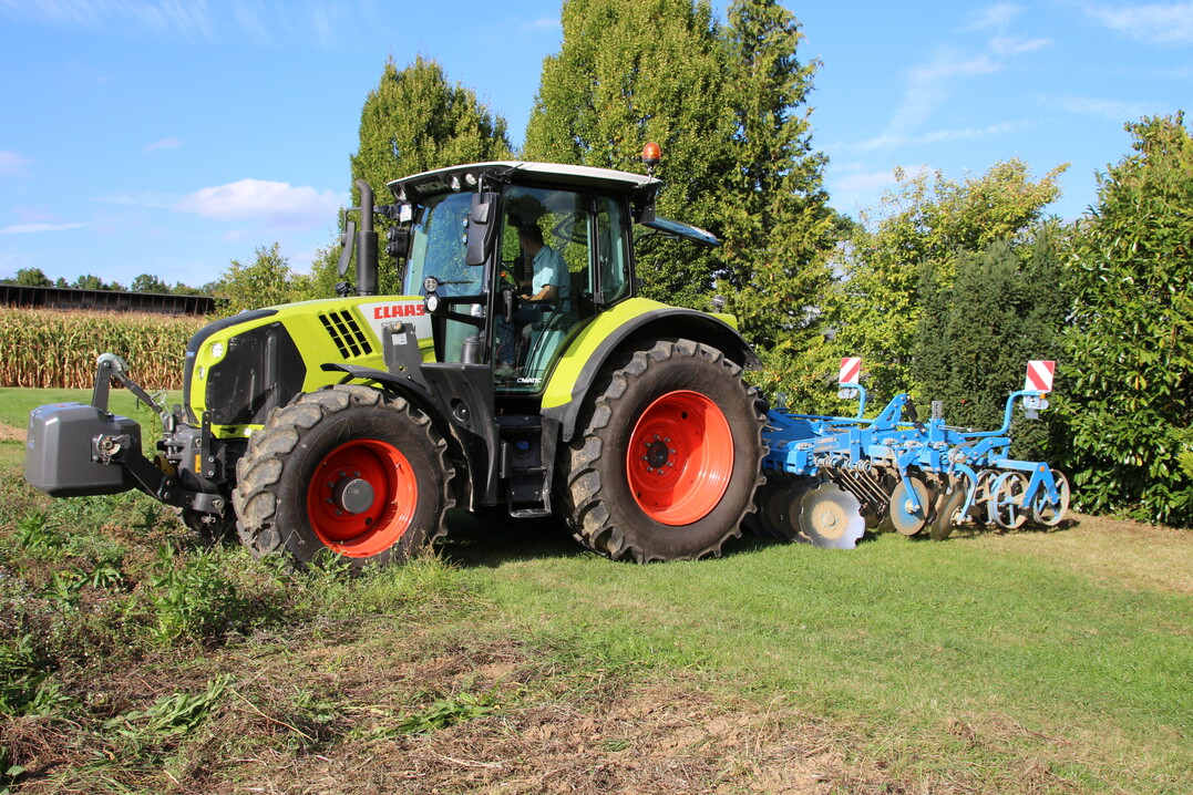 Die Fahrerkabinen von Claas Traktoren aus der Baureihe ARION 500/600 bieten ein hohes Schutzniveau (Kategorie 3) und knnen damit die persnliche Schutzausrstung ersetzen.