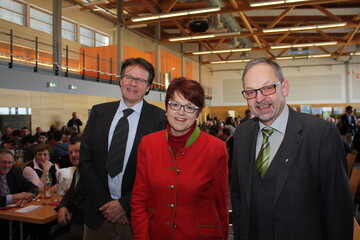 Bauernverbandsvorsitzender Klaus Mugele (r.) mit dem Gastredner Professor Gunther Hirschberger und der CDU-Europaabgeordneten Dr. Inge Grle, die in ihrem Gruwort der Branche dringend zur Einigkeit geraten hat.