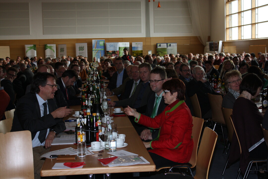 Blick in die Mehrzweckhalle Wolpertshausen.  Rund 500 Besuchern kamen zum Bauerntag des Bauernverbandes Schwbisch Hall-Hohenlohe-Rems.