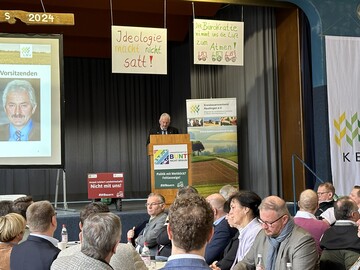 Lichtmesstag im Bauernverband Reutlingen 2024: Kreisvorsitzender Gebhard Aierstock und Ehrengste.