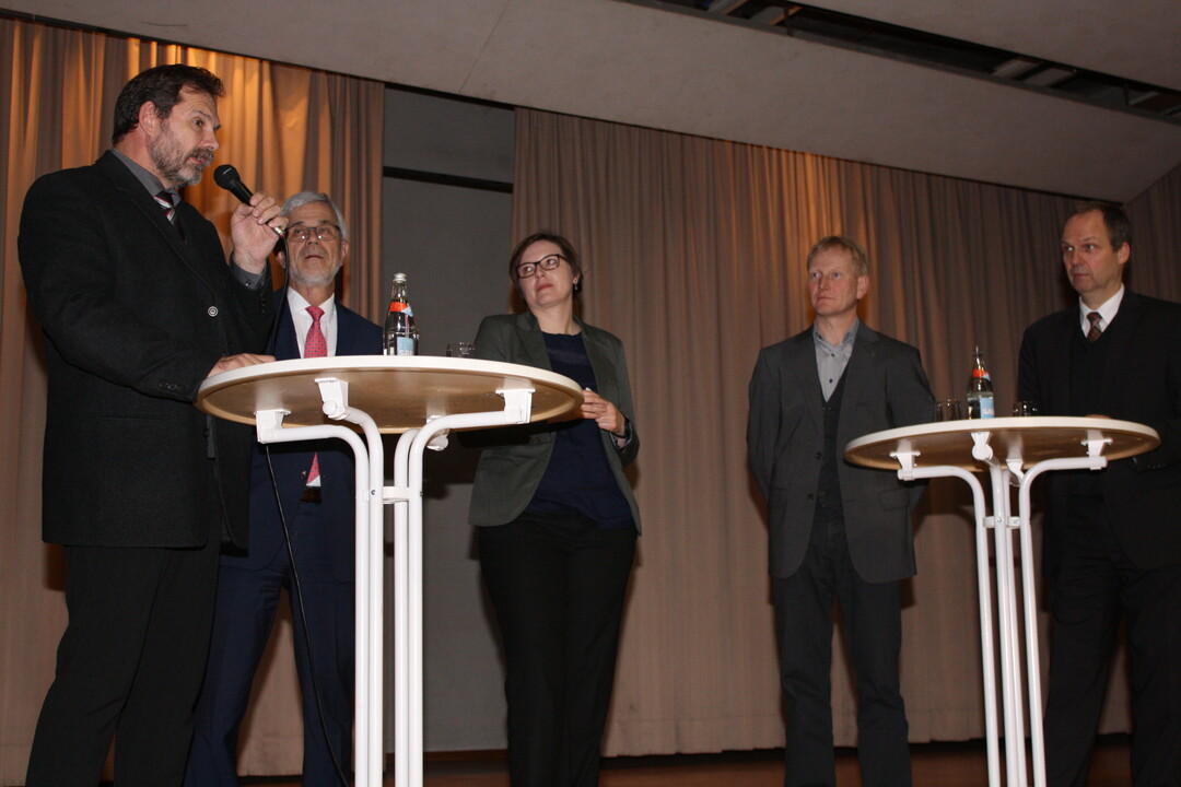Die Akteure des Bauerntags stellen sich auf dem Podium der Diskussion mit den Besuchern, moderiert von Ariane Amstutz vom Landesbauernverband v. l.: Lokalredakteur Gerold Bauer von der Rems-Zeitung, Landrat Klaus Pavel, Vorsitzender Hubert Kucher und DBV-Vizeprsident Werner Schwarz. 