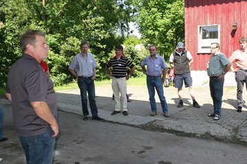 Betriebsfhrung: Walter Schmidt (l.) zeigt Referenten und Landwirten den Erlenhof. 