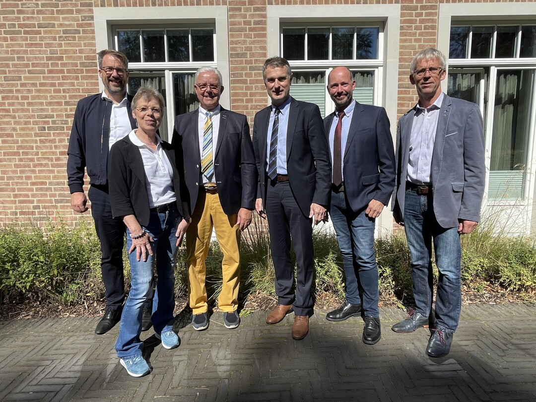 Anlässlich seiner Mitgliederversammlung wurde der Vorstand des NGW neu gewählt: v.l.
Henner Schönecke,
Carola Reiners, als neues Mitglied des Vorstandes, Friedrich-Otto Ripke, bestätigter Vorsitzender, Geschäftsführer Dieter Oltmann, Thomas Korte und Gernot Kuhlmann, der nicht mehr für eine Neuwahl angetreten war.