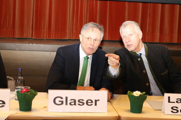 Diskussion mit Landrat Dr. Heiko Schmid (r.) und dem Kreisvorsitzenden und LBV-Vizeprsidenten Gerhard Glaser.