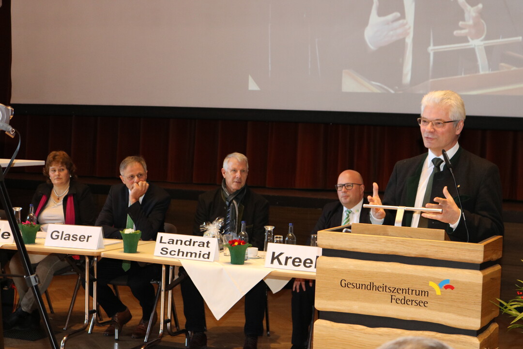 Landtagsabgeordneter und Geschftsstellenleiter Klaus Burger am Mikrophon.