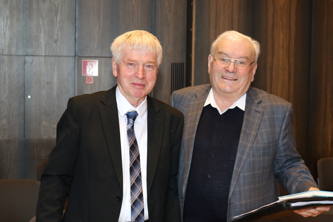 Der stellvertretende Kreisvorsitzende Hubert Hopp (l.) und Bauerndichter Hugo Breitschmidt beschlieen die Jahreshauptversammlung.