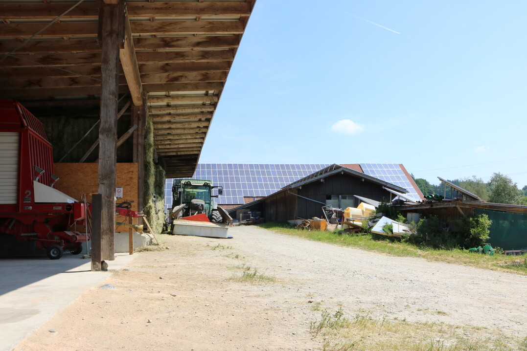 Sonnenstrom spielt auf dem Betrieb Sigg im Allgu eine groe Rolle. Er hat ber 150 KW starke Photovoltaikanlagen auf den Gebudedchern installiert und kann mit dem so erzeugten Strom unter anderen auch die Heutrocknung laufen lassen. Aus Sicht des Brandschutzes muss auf die Photovoltaikanlagen ein besonderes Augenmerk gelegt. Im Brandfall sind sie eine ganz besondere Herausforderung.