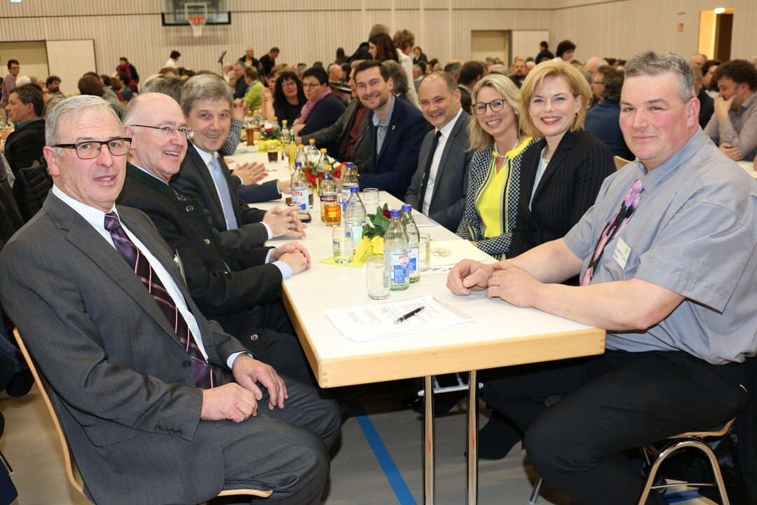 Der Gstetisch (v.r.n.l.): Der Rottweiler Kreisvorsitzende Manfred Haas, Bundeslandwirtschaftsministerin Julia Klckner, die Kreisvorsitzende der Landfrauen Esther Messner, die Landtagsabgeordneten Stefan Teufel (CDU) und Daniel Karrais (FDP), der Tuttlinger Landrat Stefan Br, der Rottweiler Landrat Wolf-Rdiger Michel und der Tuttlinger Kreisvorsitzende Wilhelm Schndienst.
