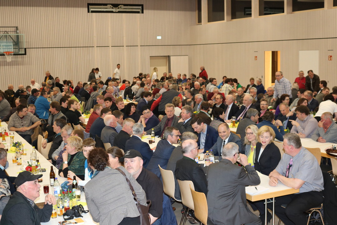 Ein vollbesetzter Saal in Aldingen-Aixheim beim Auftritt von Bundeslandwilrtschaftsministerin Julia Klckner.