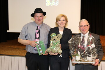 Ein Dankeschn fr Bundeslandwirtschaftsministerin Julia Klckner und ihre engagierte Rede von den Kreisvorsitzenden Manfred Haas, Rottweil (l.) und Wilhelm Schndienst, Tuttlingen (r.)..