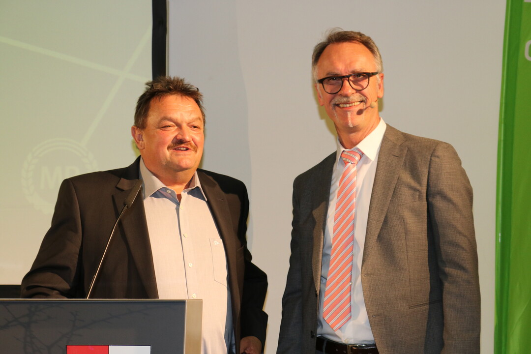 Bei der Mitgliederversammlung des Maschinenrings Tettnang gratulierte der Vorsitzende Hubert Bernhard Geschftsfhrer Hubert Hengge zu dessen 30-jhrigem Dienstjubilum.