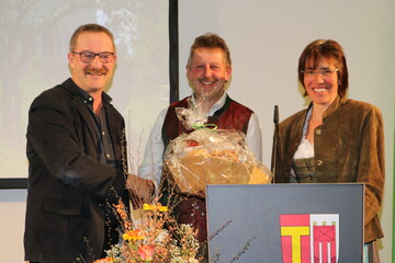 Fr viele gute Tipps zur Kommunikation mit den Brgern bedankte sich der Kreisvorsitzende Dieter Mainberger (l.) bei Franz Kinker und seiner Frau Irmi.