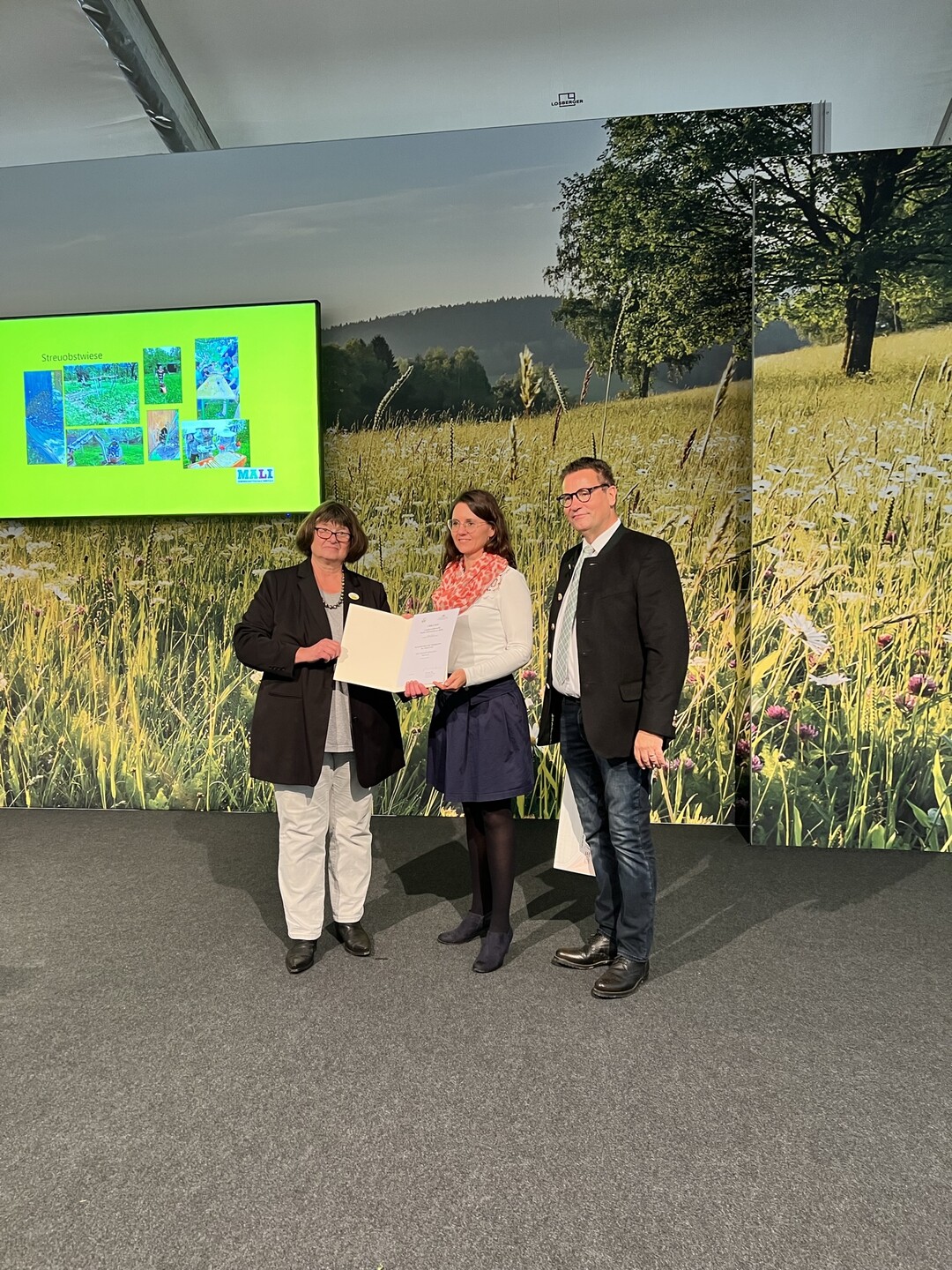Preistrger des Wettbewerbs "BW blht auf" mit Landwirtschaftsminister Peter Hauk.