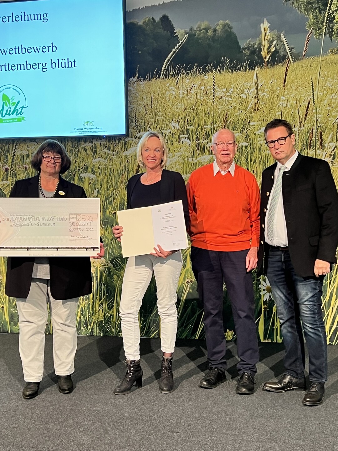 Preistrger des Wettbewerbs "BW blht auf" mit Landwirtschaftsminister Peter Hauk.