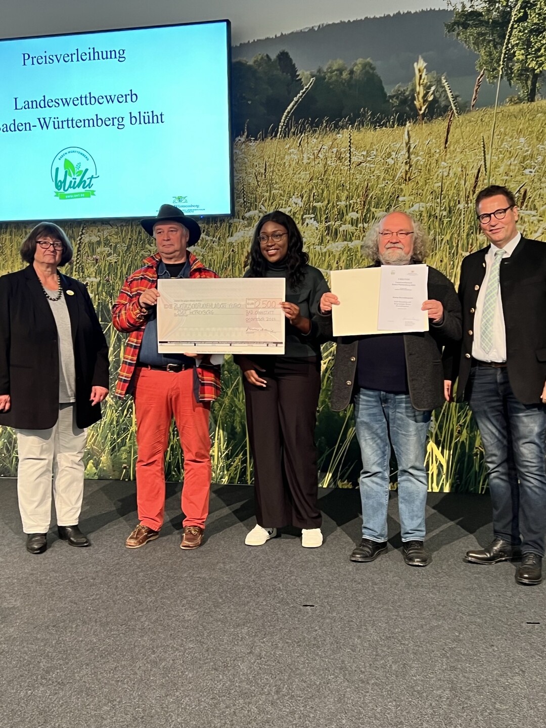 Preistrger des Wettbewerbs "BW blht auf" mit Landwirtschaftsminister Peter Hauk.