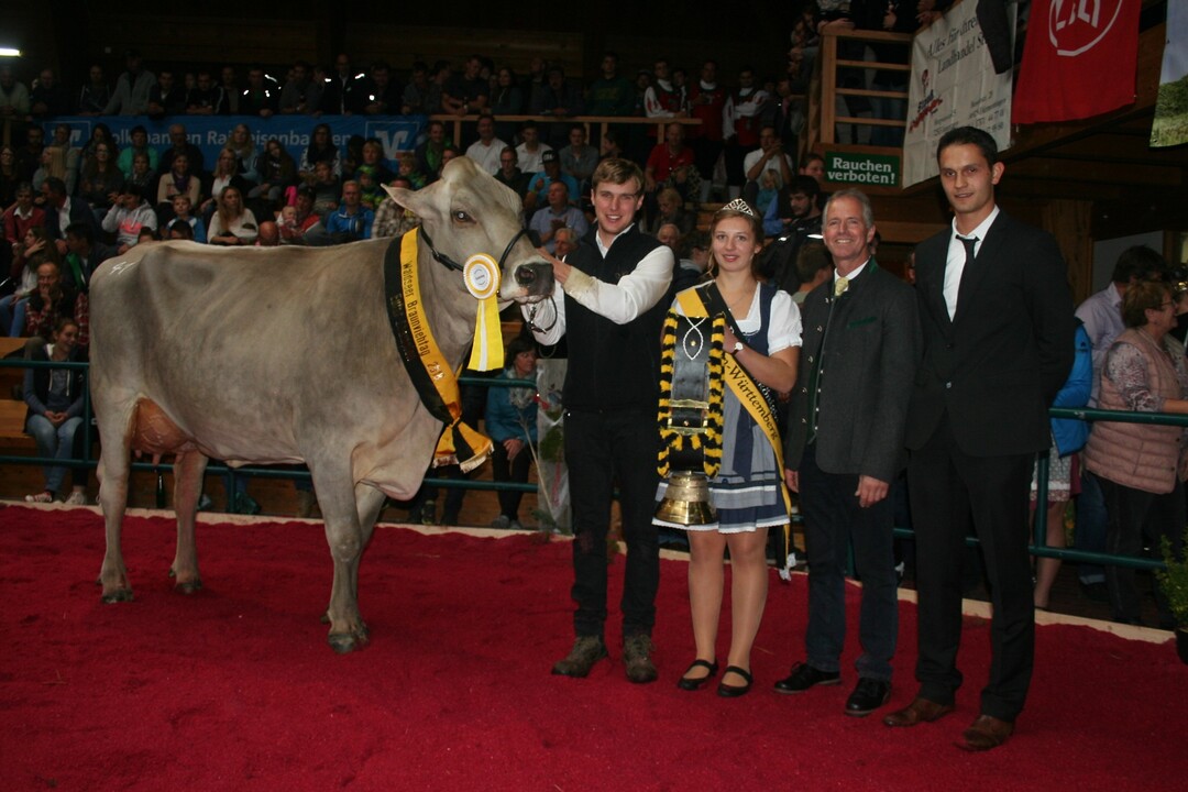 Championkuh Ilena am Halfter von Niklas Sauter erhlt den Ehrenpreis von der neuen Braunviehknigin Regina Dilger.(re. RBW-Vorsitzender Josef Volkwein und Preisrichter Georg Riedl).
