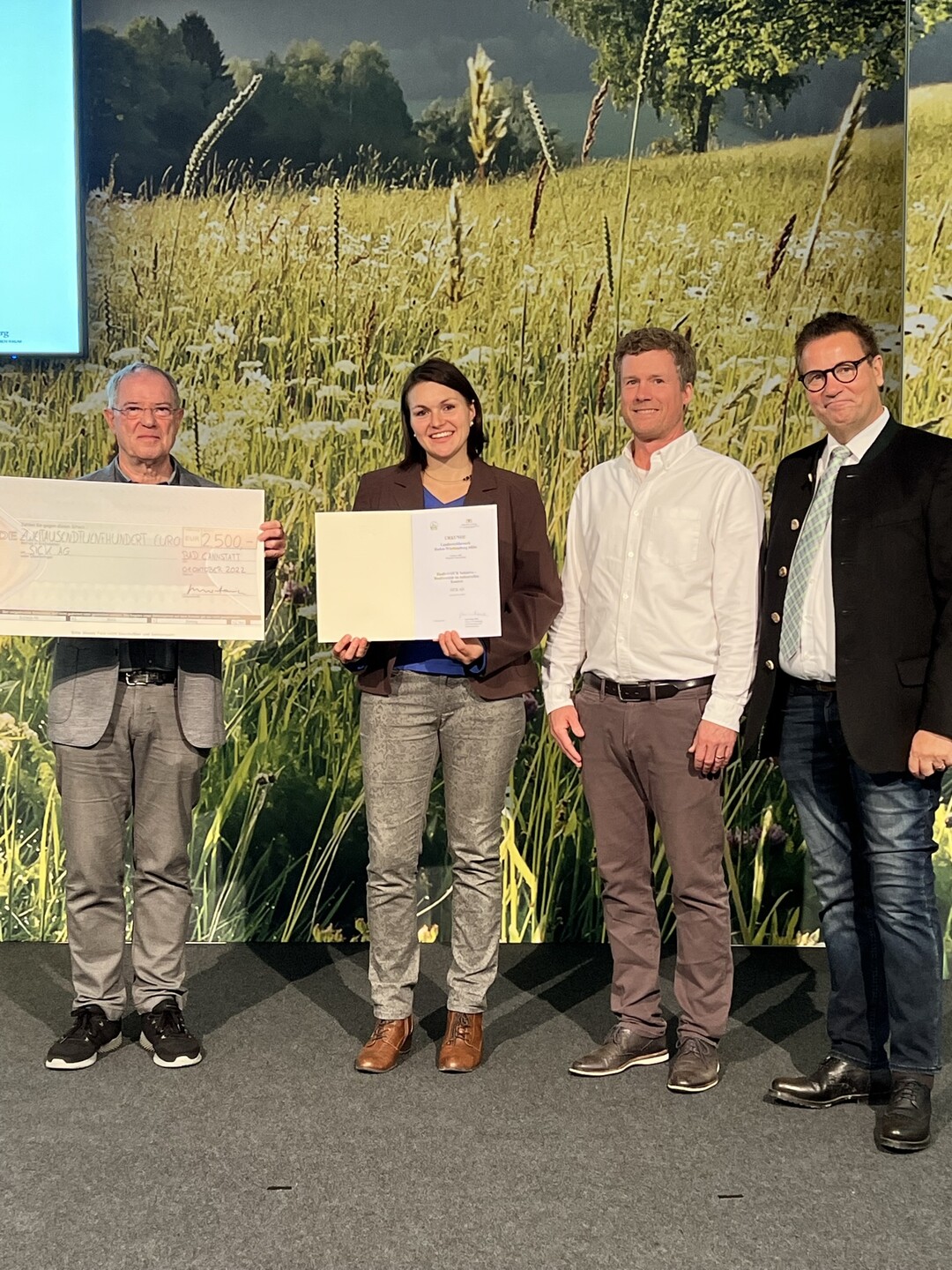 Preistrger des Wettbewerbs "BW blht auf" mit Landwirtschaftsminister Peter Hauk.