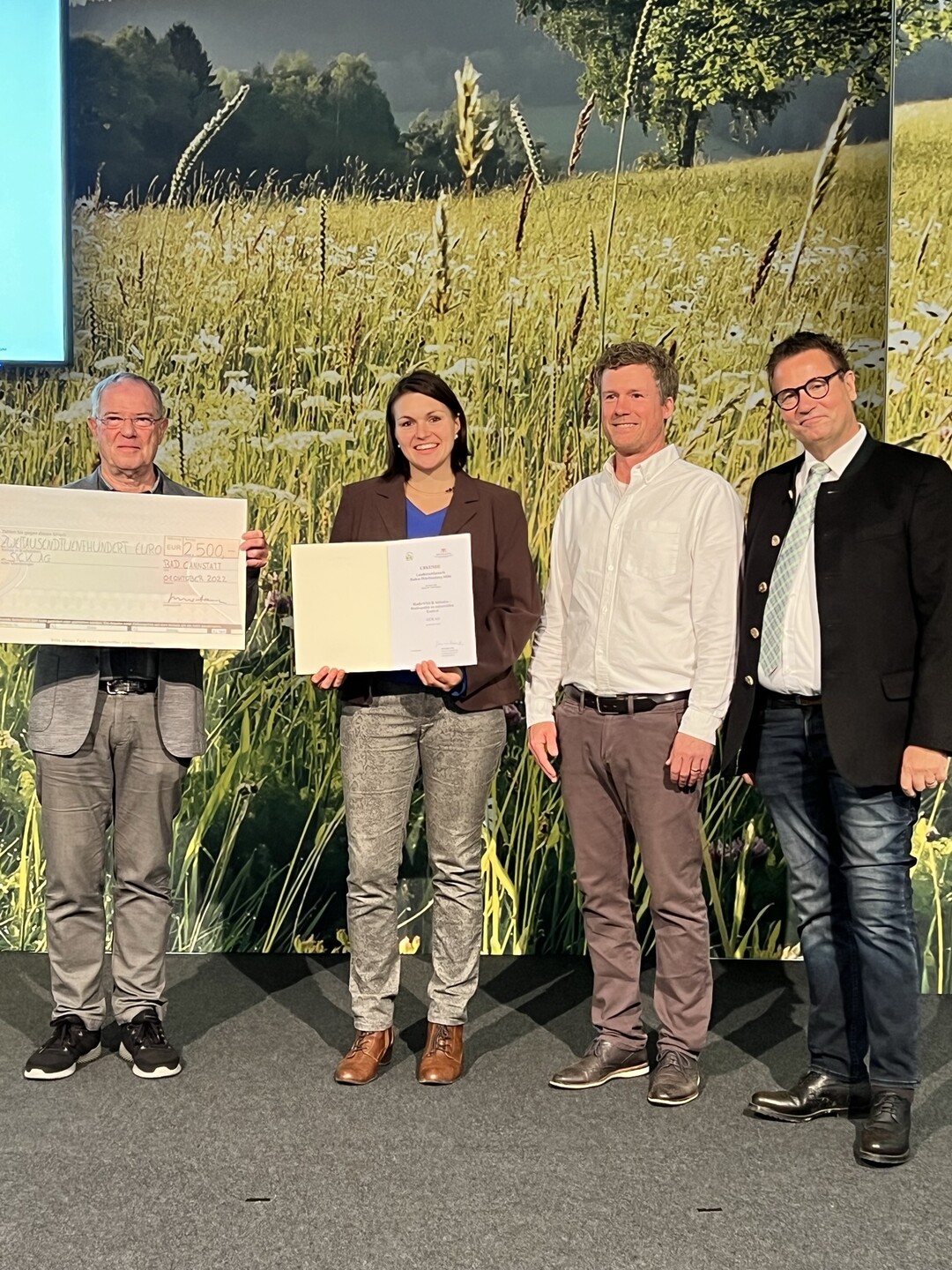 Preistrger des Wettbewerbs "BW blht auf" mit Landwirtschaftsminister Peter Hauk.