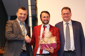 Fr den unterhaltenden Teil der Jubilumsveranstaltung beim Maschinenring Alb-Oberschwaben sorgte Mentalist, Entertainer und Landwirt Josef Lipp (Mitte), der auch den Vorsitzenden Markus Bauknecht (links) und Geschftsfhrer Hubertus Kleiner begeisterte.