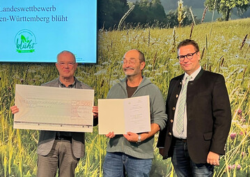 Preistrger des Wettbewerbs "BW blht auf" mit Landwirtschaftsminister Peter Hauk.