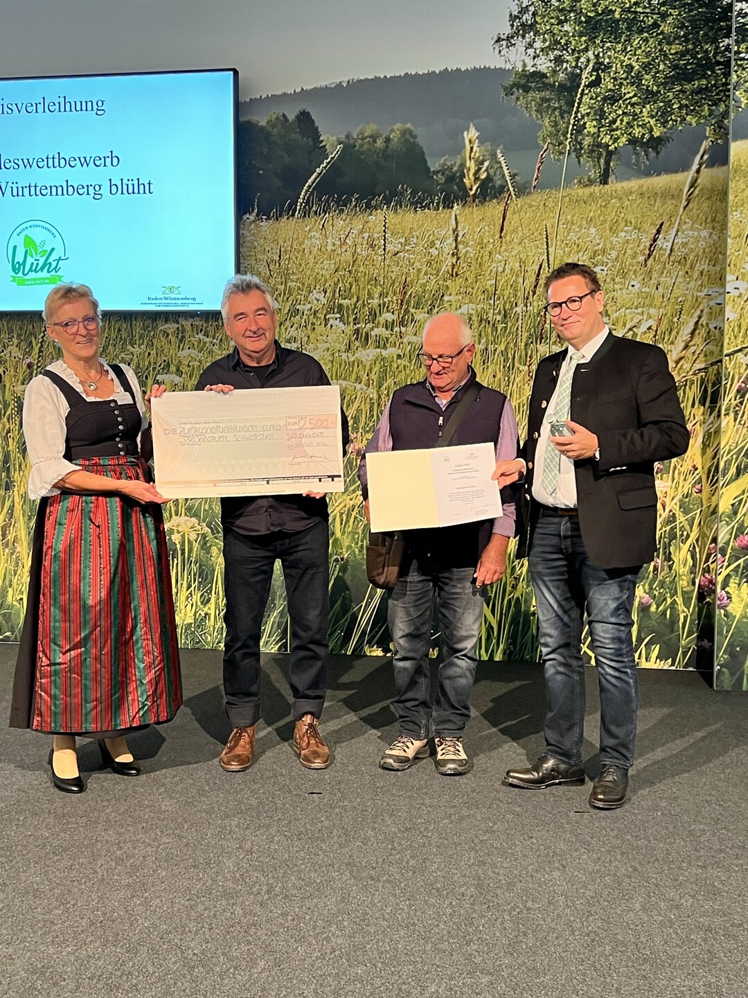 Preistrger des Wettbewerbs "BW blht auf" mit Landwirtschaftsminister Peter Hauk.