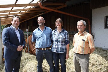 Bildunterschrift: Landwirte, Tierrzte, LKV, nicht zuletzt die Politik in einem Boot, wenn es um die Gesundheit der Khe im Land geht (v.l.n.r.): Auf dem Milchviehbetrieb von Wilhelm und Anuschka Stockinger (Mitte) informierte sich Agrarminister Alxenander Bonde (l.) ber das vor vier Jahren gestartete Monitoringprogramm. Klaus Drssler, stellvertetender LKV-Geschftsfhrer, kndigte an, das Erfolgsprojekt knftig auf Schweinebetriebe auszudehnen. 