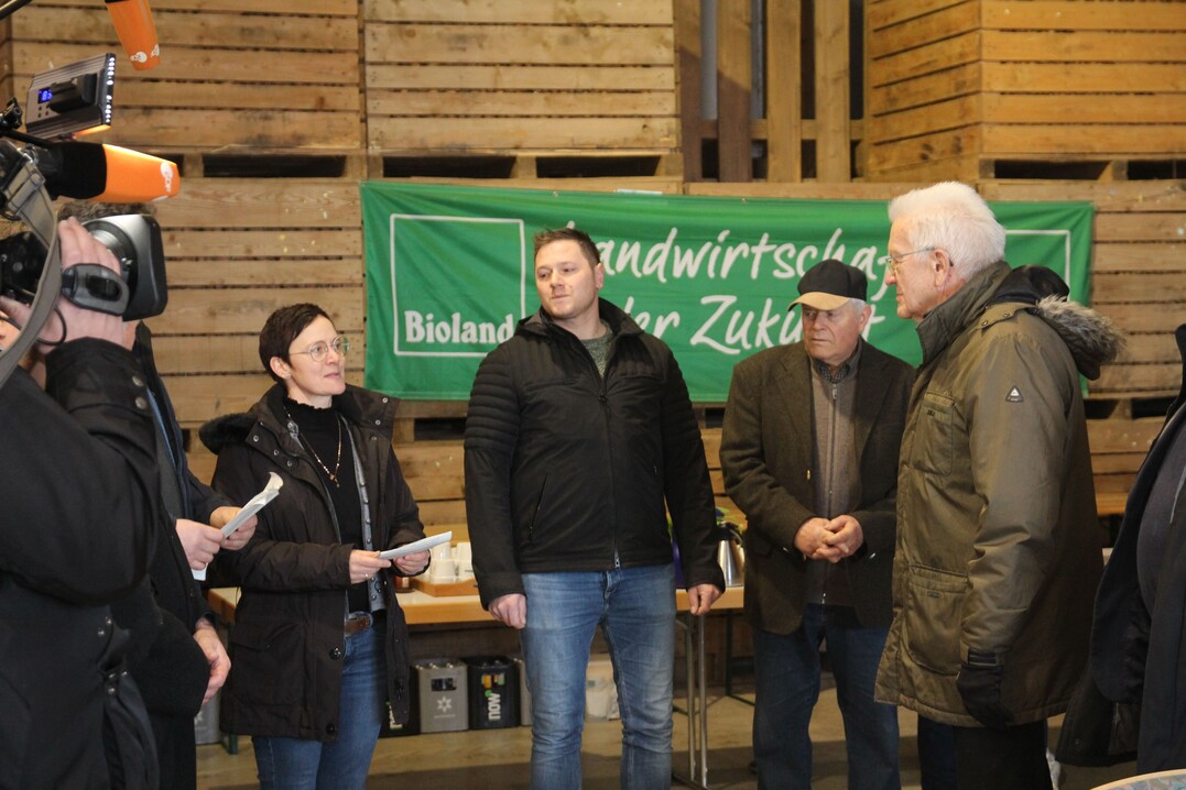 Begr��ung des Ministerpr�sidenten in der hofeigenen Gem�sehalle durch Familie Grieshaber, v.l. Mirjam Grieshaber, Daniel Grieshaber, Senior Wilfried Grieshaber und Winfried Kretschmann