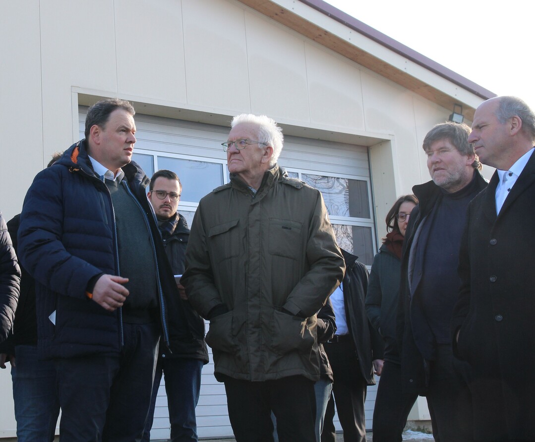 Vor der Gem�sehalle erkl�rt Reinhard Grieshaber (l.) die Betriebsschwerpunkte im Beisein der Gr�nen-Landtagsabgeordneten Martin Hahn (r.) und Dr. Markus R�sler (2.v.r.).