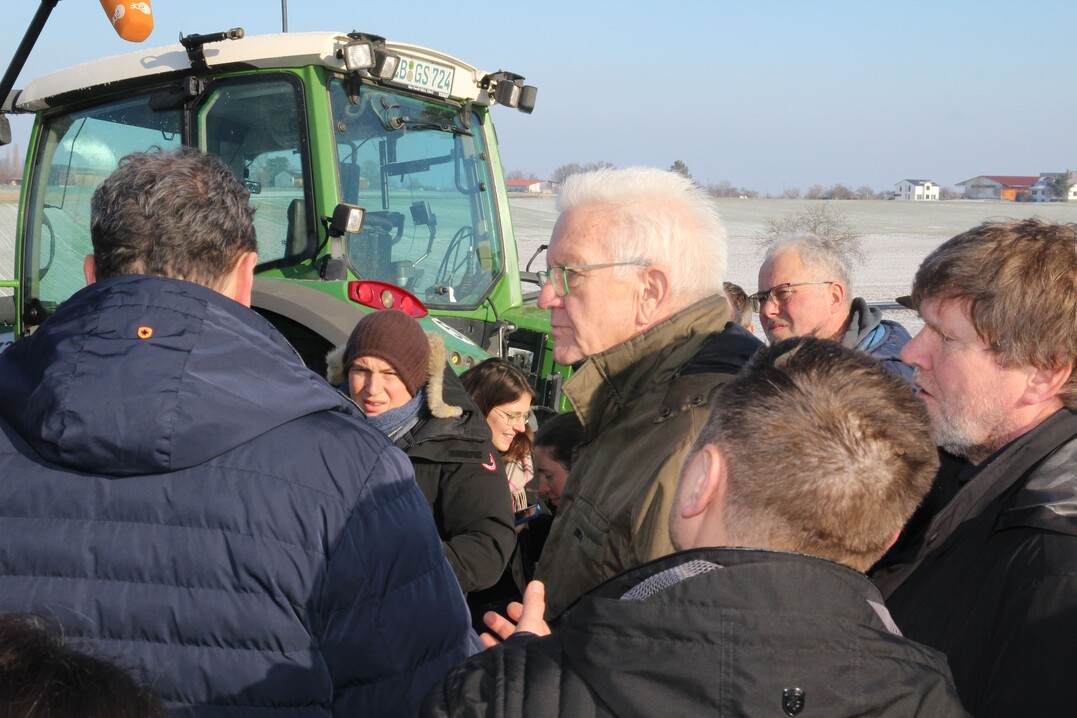 An einem Gem�seacker erkl�rt Reinhard Grieshaber (links von hinten) die Schwierigkeiten, die die neue GAP f�r alle Landwirte mit sich bringt.