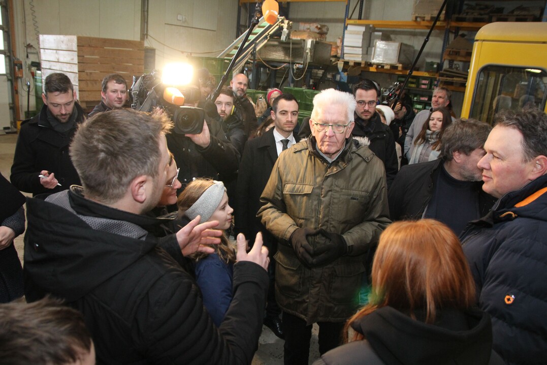 Umringt von Familie Grieshaber will Winfried Kretschmann wissen, wieviele Leute einschlie�lich Mitarbeiter vom Biohof Grieshaber & Schmid leben.
